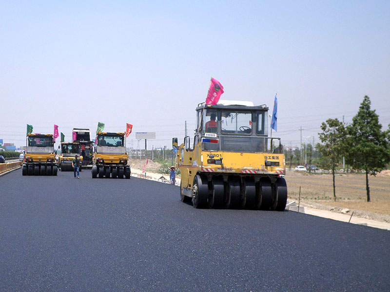 膠輪壓路機